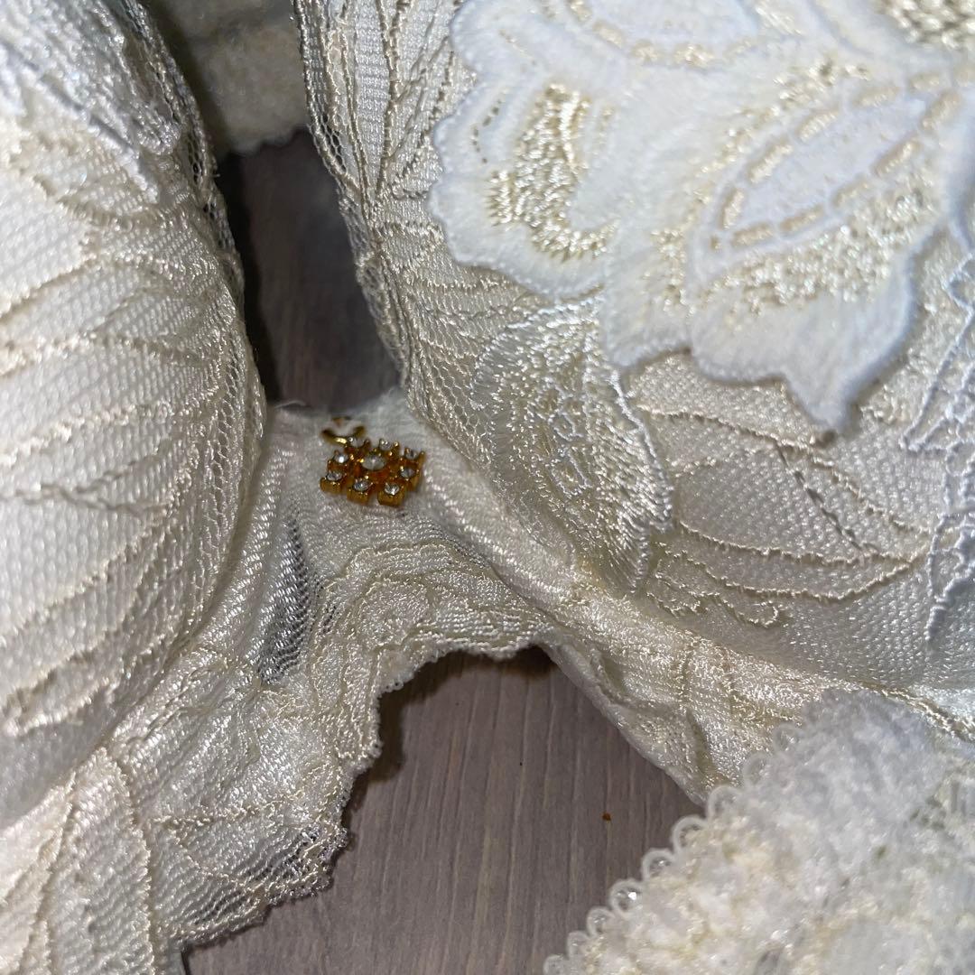 花柄刺繍 ホワイト ブラジャーショーツ２枚セットワコール　salute