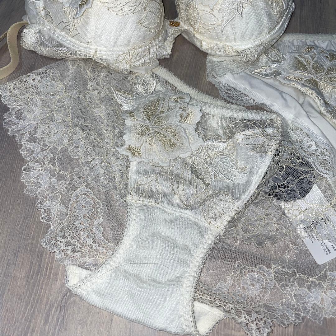 花柄刺繍 ホワイト ブラジャーショーツ２枚セットワコール　salute