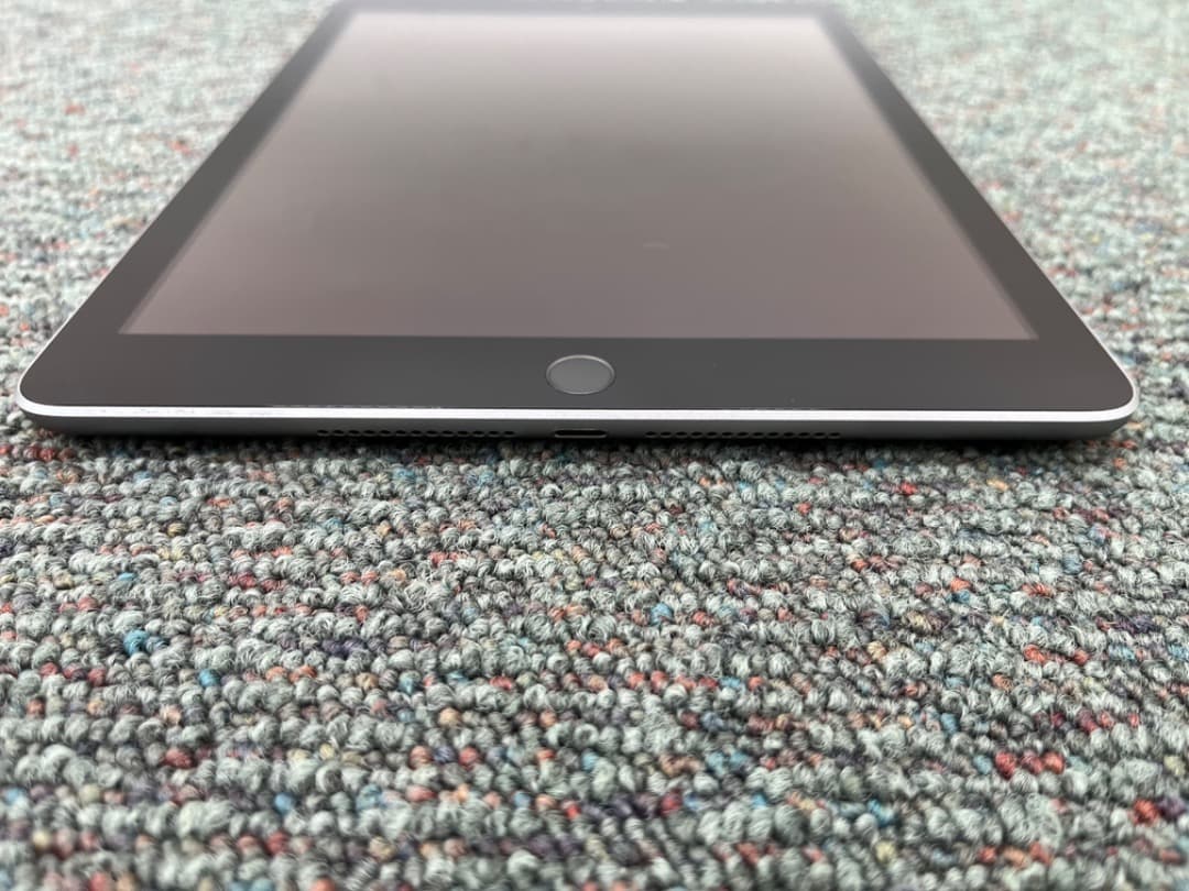 【美品】iPad5　第5世代　Wi-Fi+Cellular　simフリー　820
