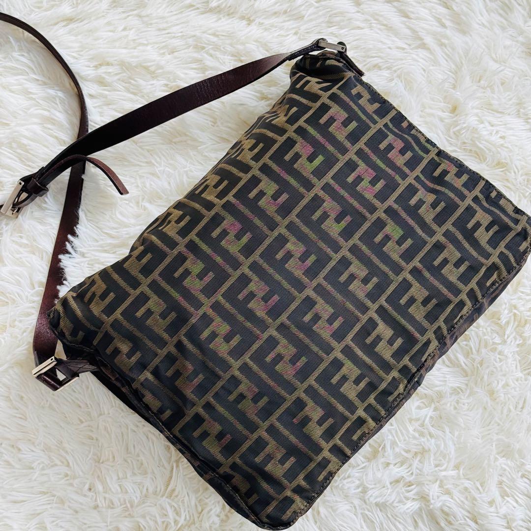 希少品 フェンディ ショルダー メッセンジャーバッグ ズッカ 斜め掛け