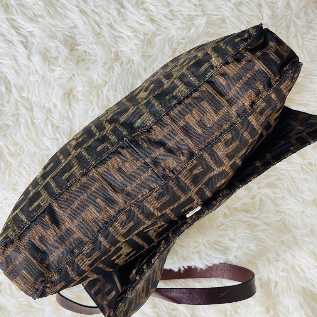 希少品 フェンディ ショルダー メッセンジャーバッグ ズッカ 斜め掛け