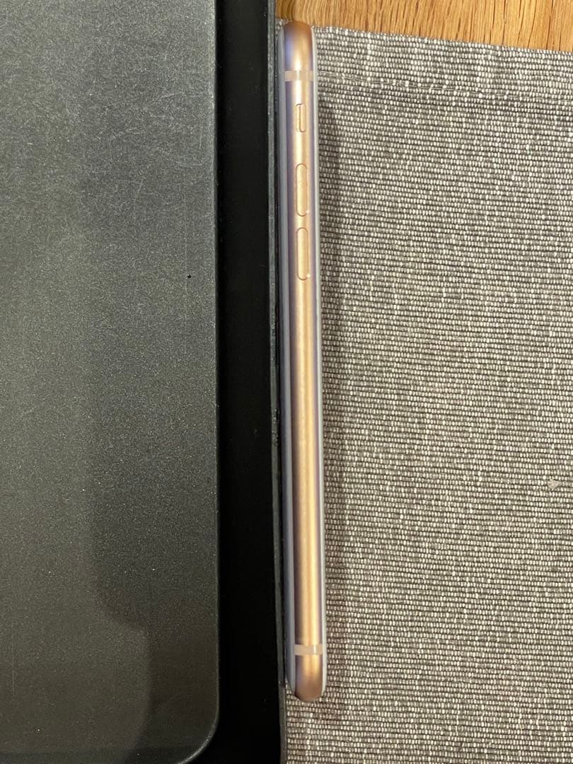 iPhone 8 ゴールド 64G 超美品 サービスケース付　SIMフリー