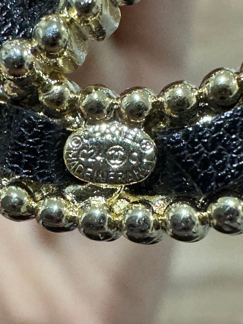 CHANEL ロゴブローチ ブラック ゴールド