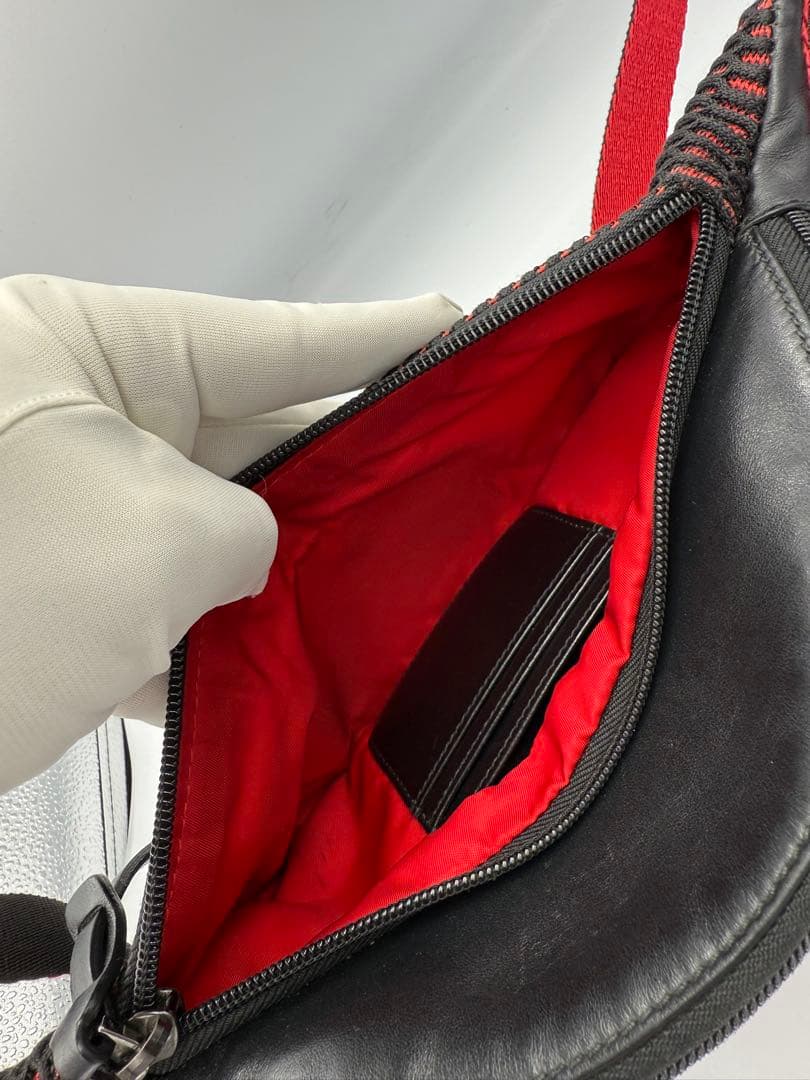 クリスチャンルブタン スパイク ボディバッグ 黒と赤