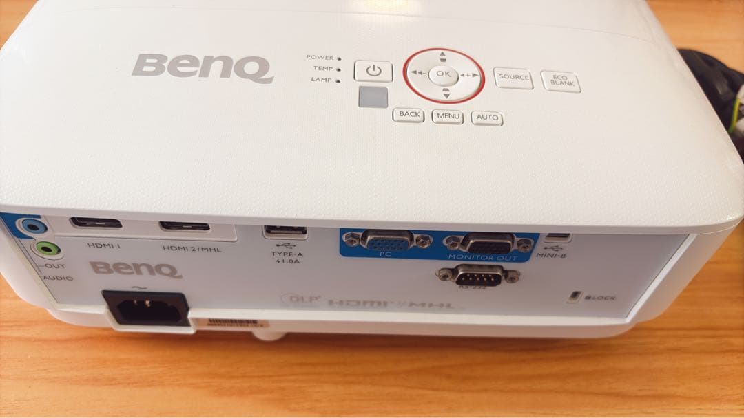 ☆美品　BenQ TH671ST DLPホーム プロジェクター ベンキュー