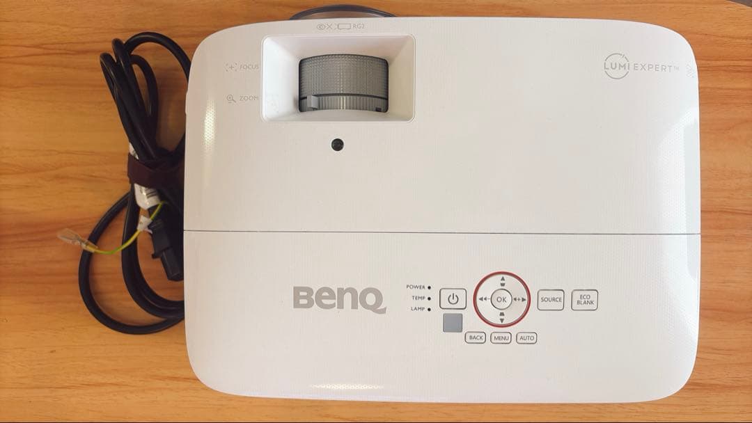 ☆美品　BenQ TH671ST DLPホーム プロジェクター ベンキュー