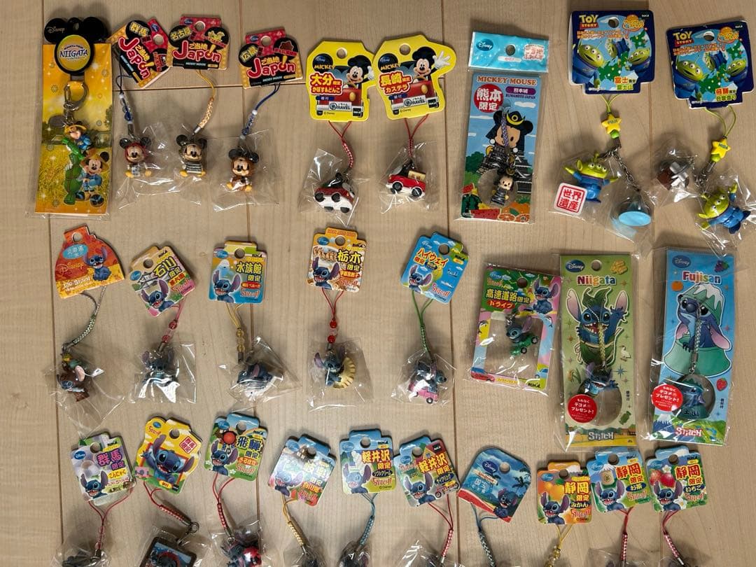 ディズニー　ご当地ストラップ48個