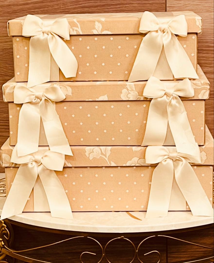 Jennifer Tylor3段ボックス