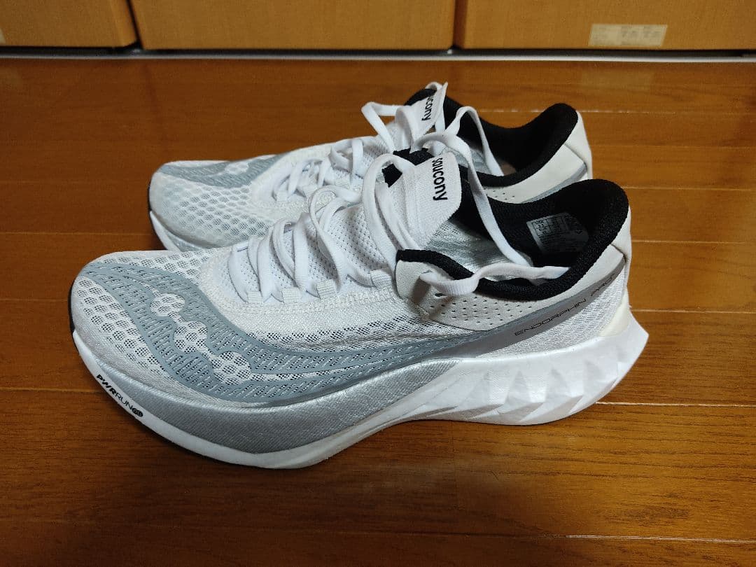 サッカニーエンドルフィンプロ4 27.5cm ホワイト/グレー