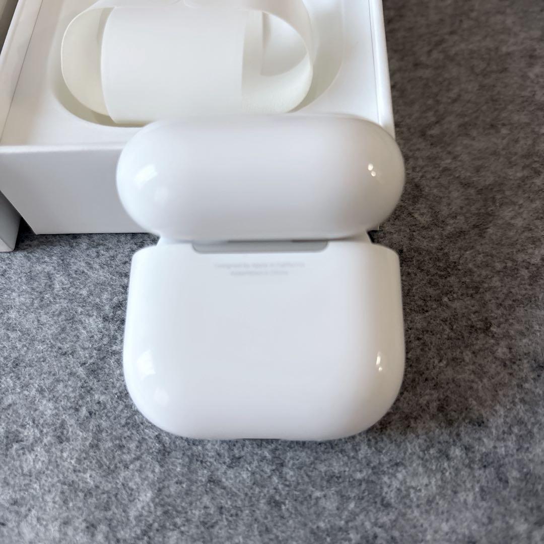 【美品】AirPods 4 アクティブノイズキャンセリング搭載モデル