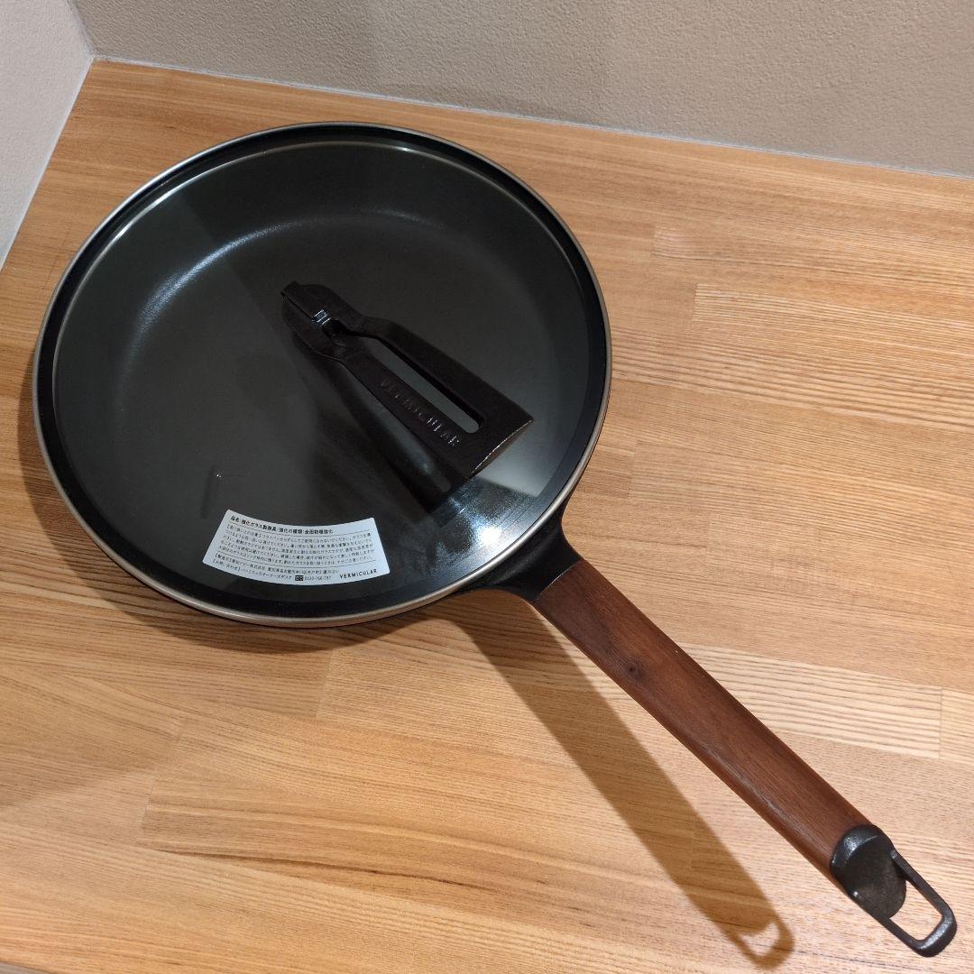 【胴長短足】BALMUDA　フライパン&蓋セット　レシピ本付き