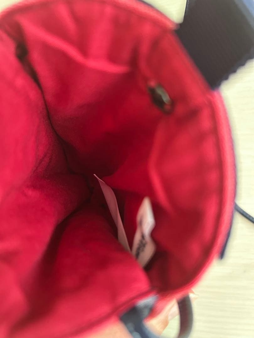 ファミリア　いちご型 クマ刺繍ポシェット