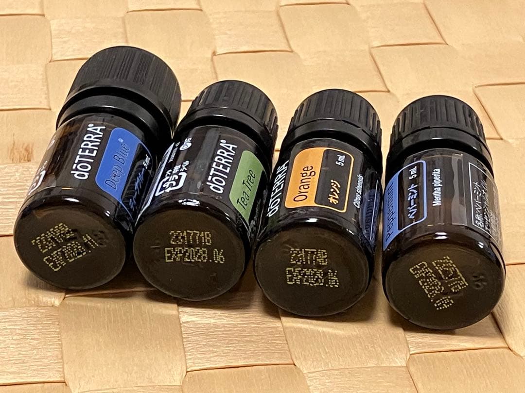 檜のアロマオイルスタンド付き！ ドテラ　アロマタッチキット