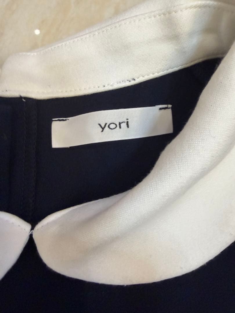 yori ネイビー フリル付きシャツ