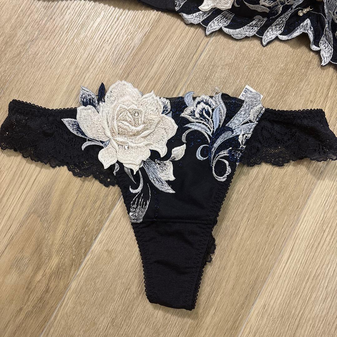 新作ワコール サルート22グループ ブラ D70 ショーツ　Tバック　ソング