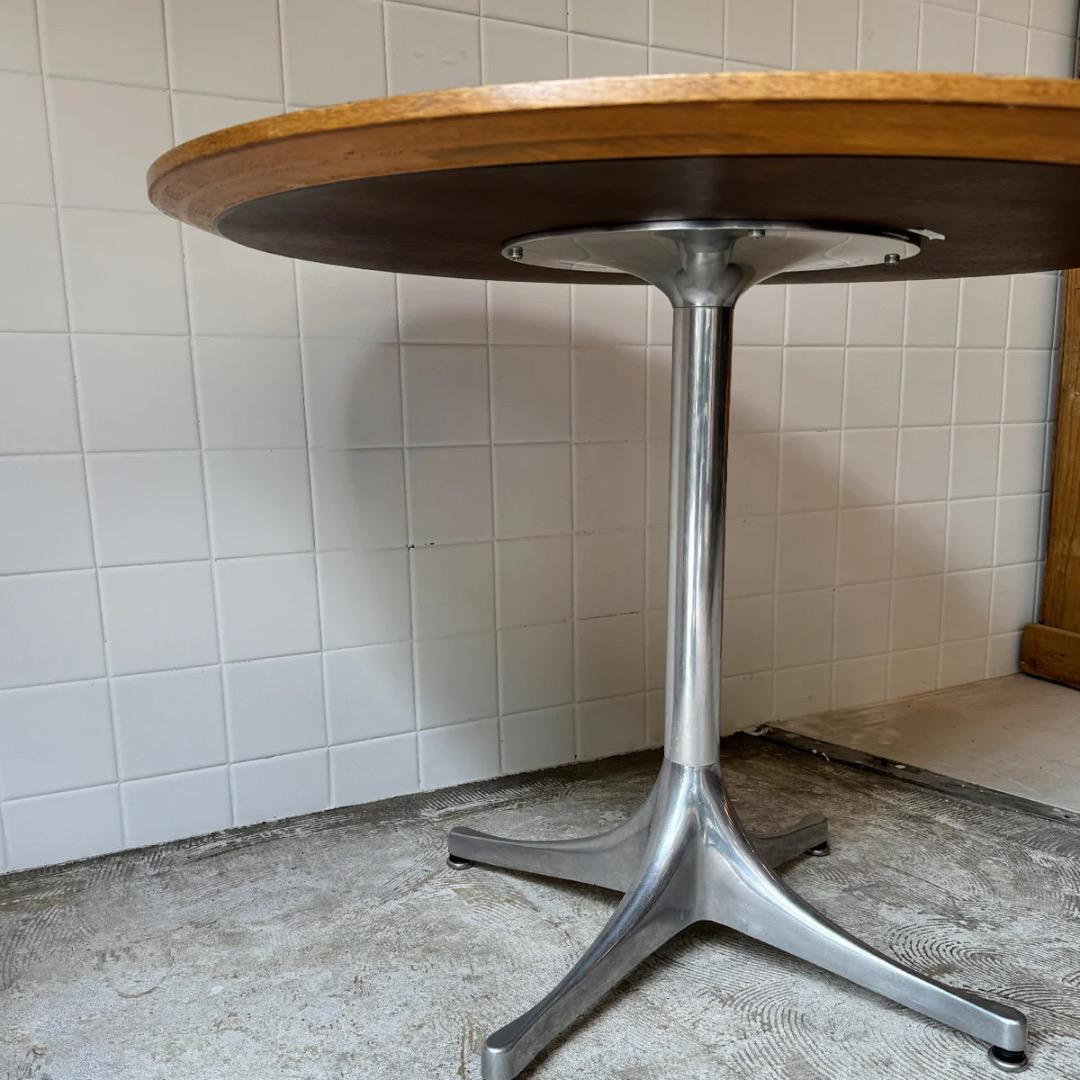 J*様 ハーマンミラー社のペデスタルテーブル 2011年製 黒 古傷あり