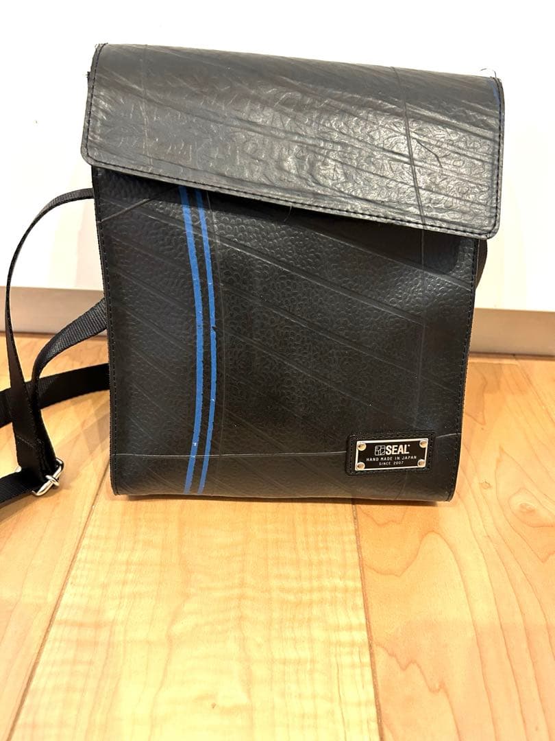 EJ SEAL ブラック/ブルー ショルダーバッグ