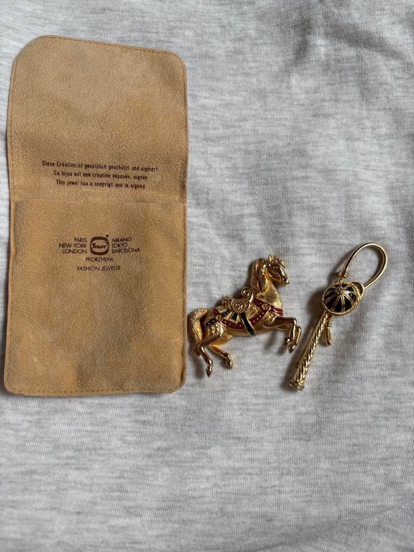 grosse 馬と鍵のデザインブローチ