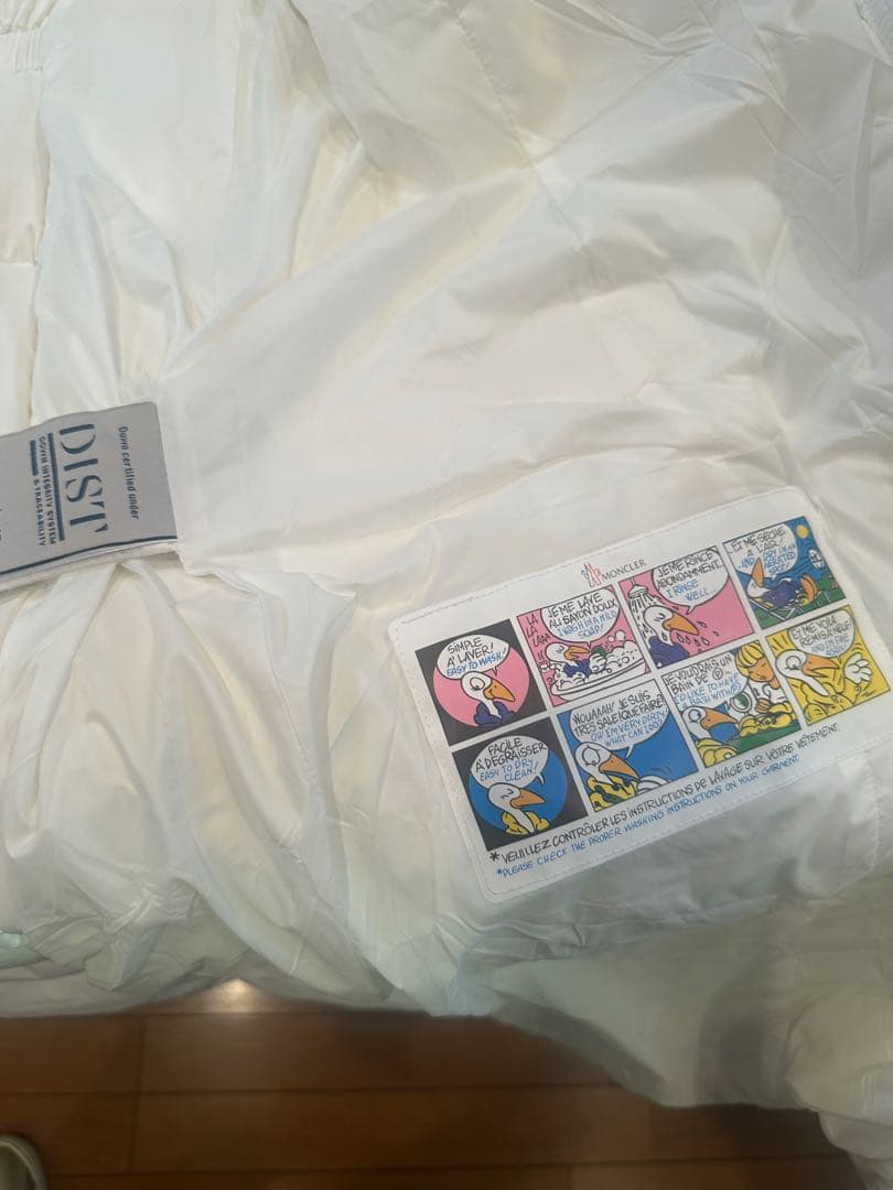 モンクレール白ロングダウンコート