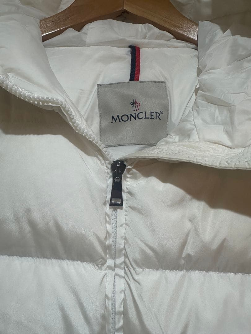 モンクレール白ロングダウンコート