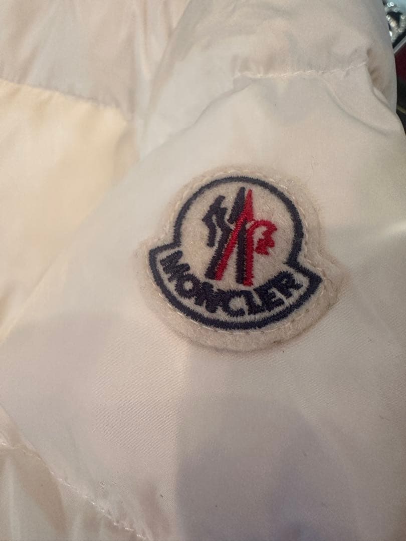 モンクレール白ロングダウンコート