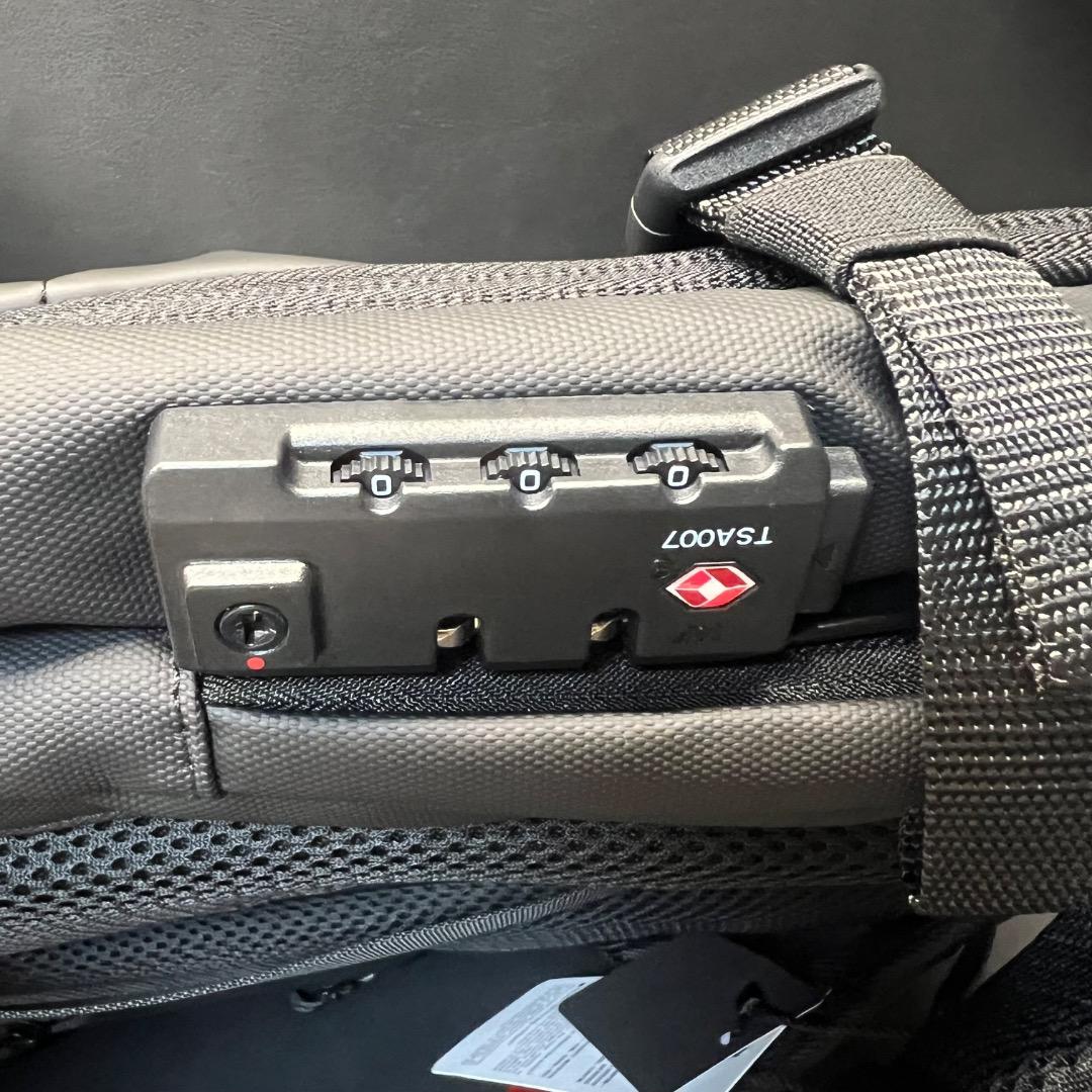 〇Of66 未使用真空圧縮 バックパック トラベルバッグ ブラック