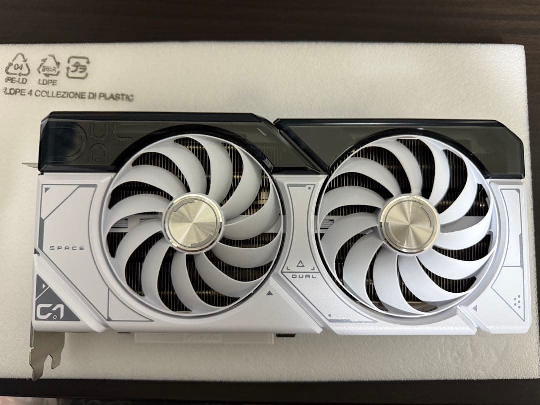 ASUS GeForce RTX4070 12GB ホワイトモデル
