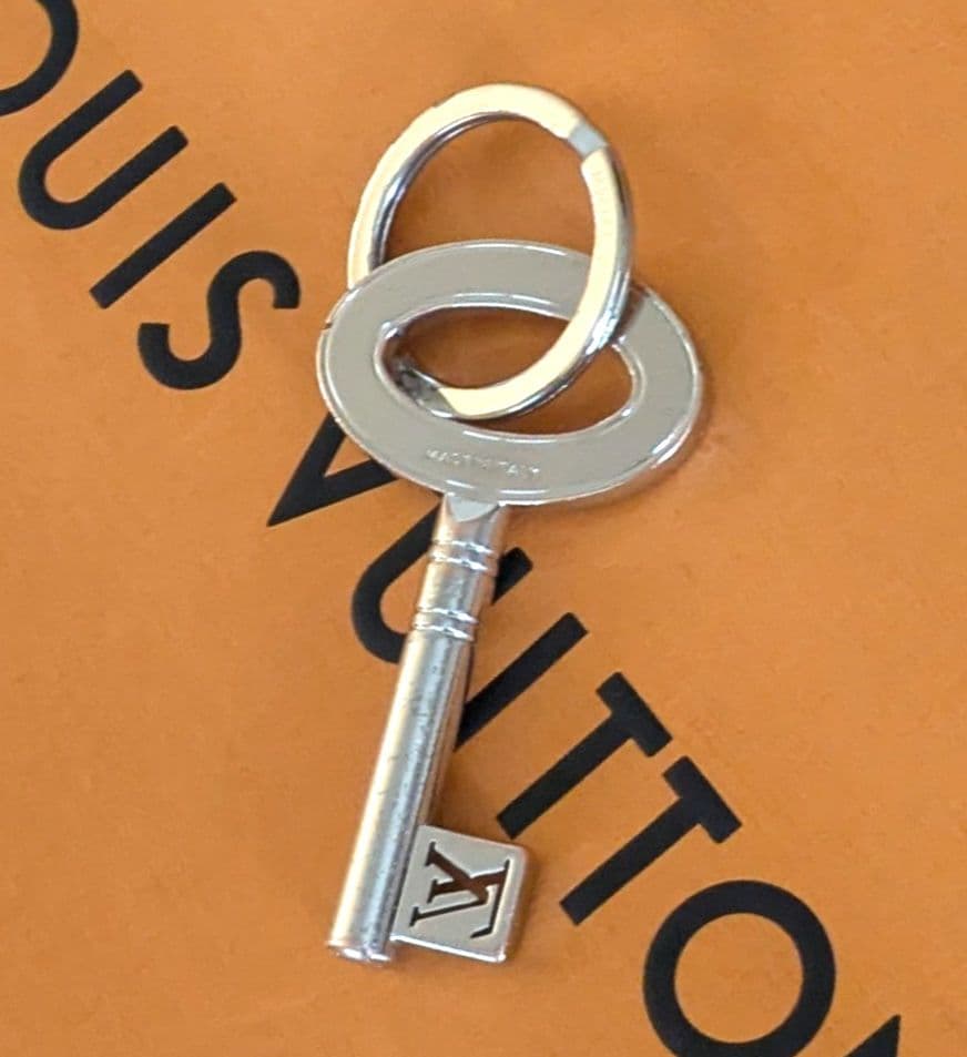 ルィヴィトン トラベルキー ポルトクレ キーホルダー シルバー 保存袋付