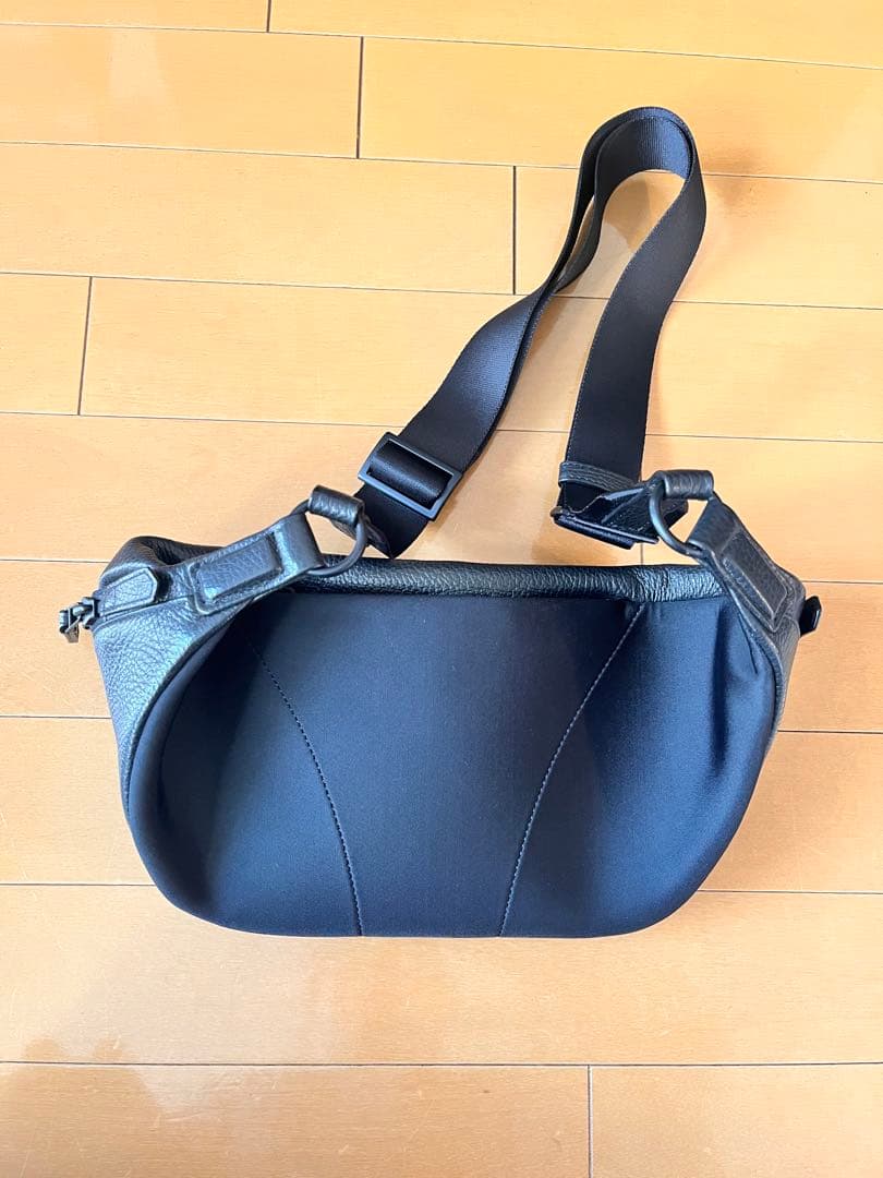 バーニーズニューヨーク　レザーボディバッグ