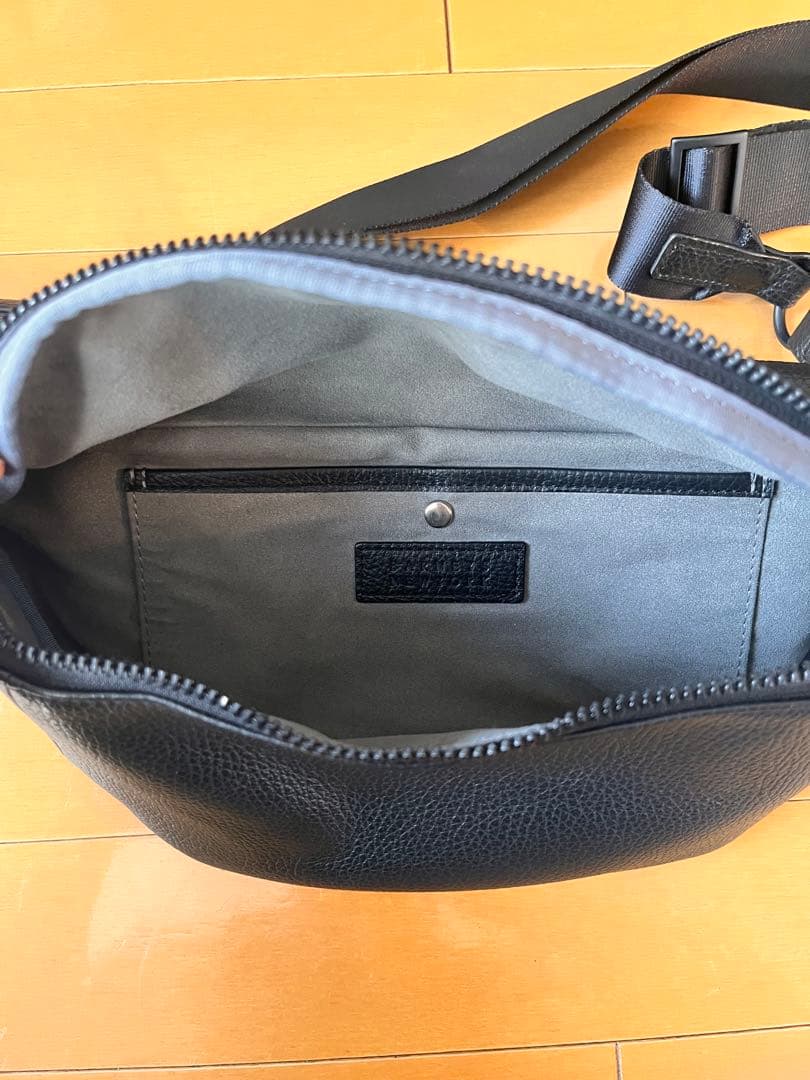 バーニーズニューヨーク　レザーボディバッグ