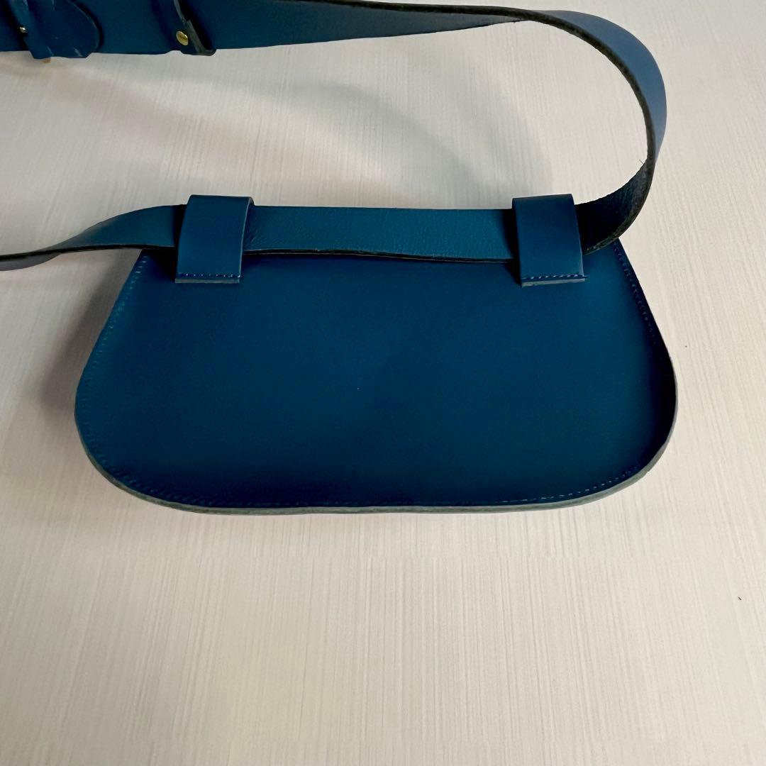 IL BISONTE カウハイド レザー ボディバック　ウエストバッグ　ブルー