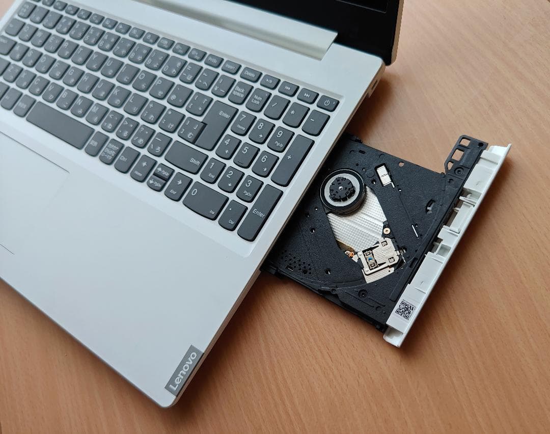 Lenovo Idiapadノートパソコン ホワイト