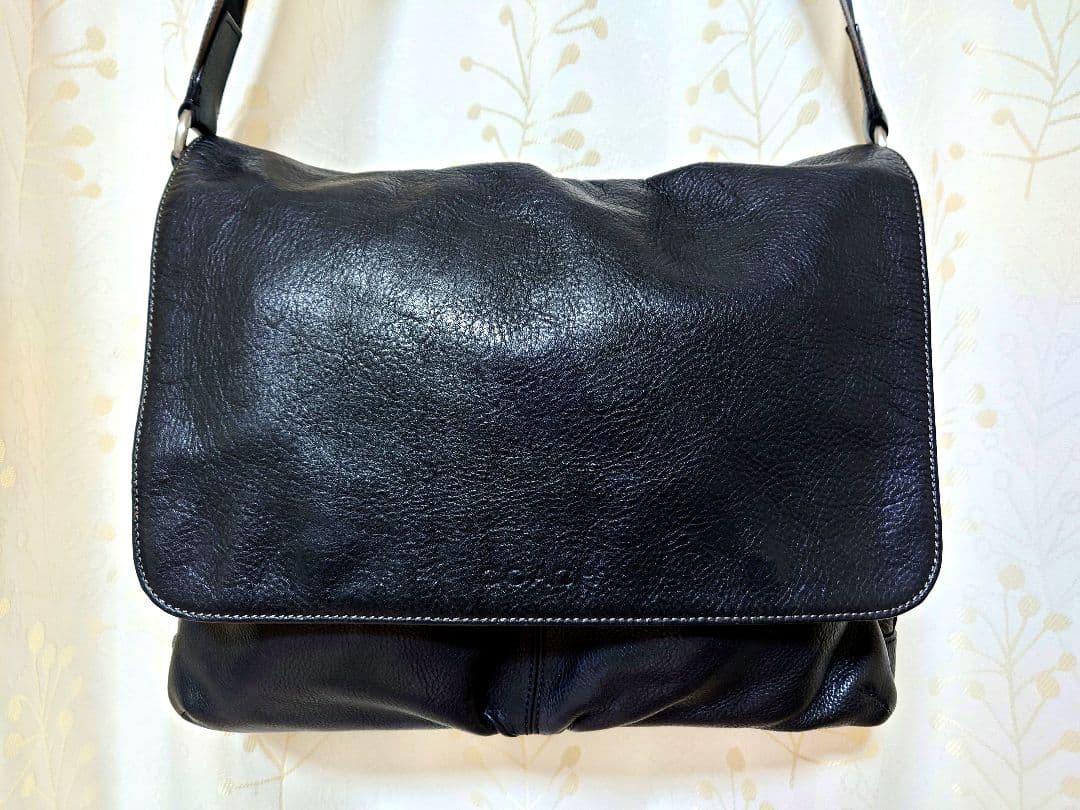 コーチ斜めがけバッグ　　ロゴ型押しレザー