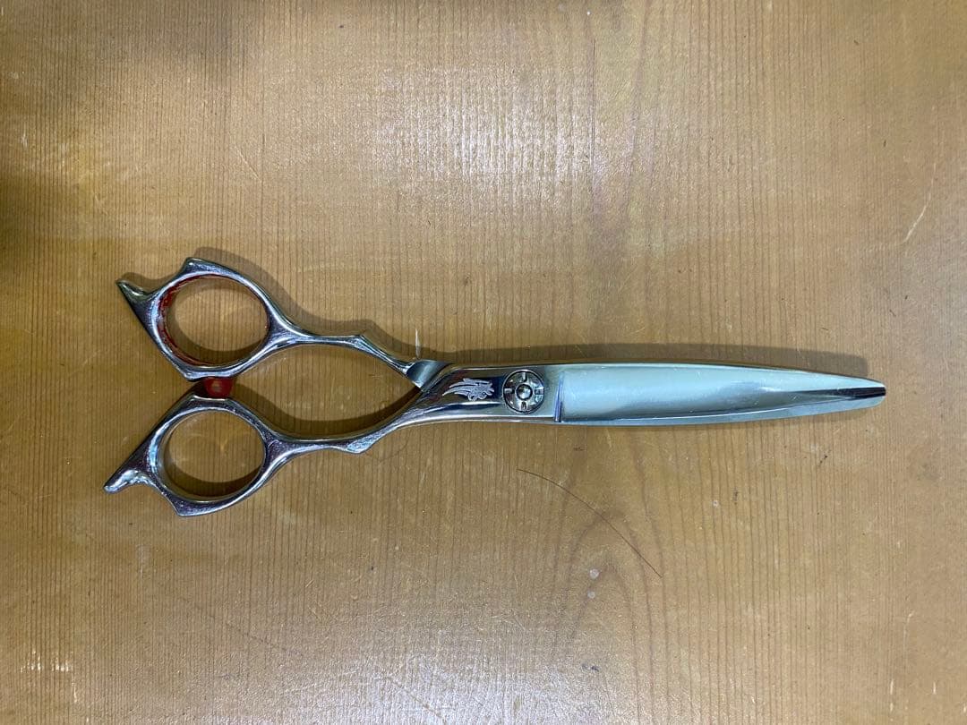 BMCのカーブシザーとセニングシザーと刈り上げシザーの3点セットです。