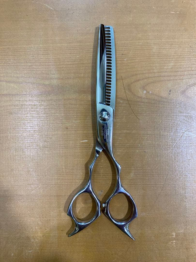 BMCのカーブシザーとセニングシザーと刈り上げシザーの3点セットです。