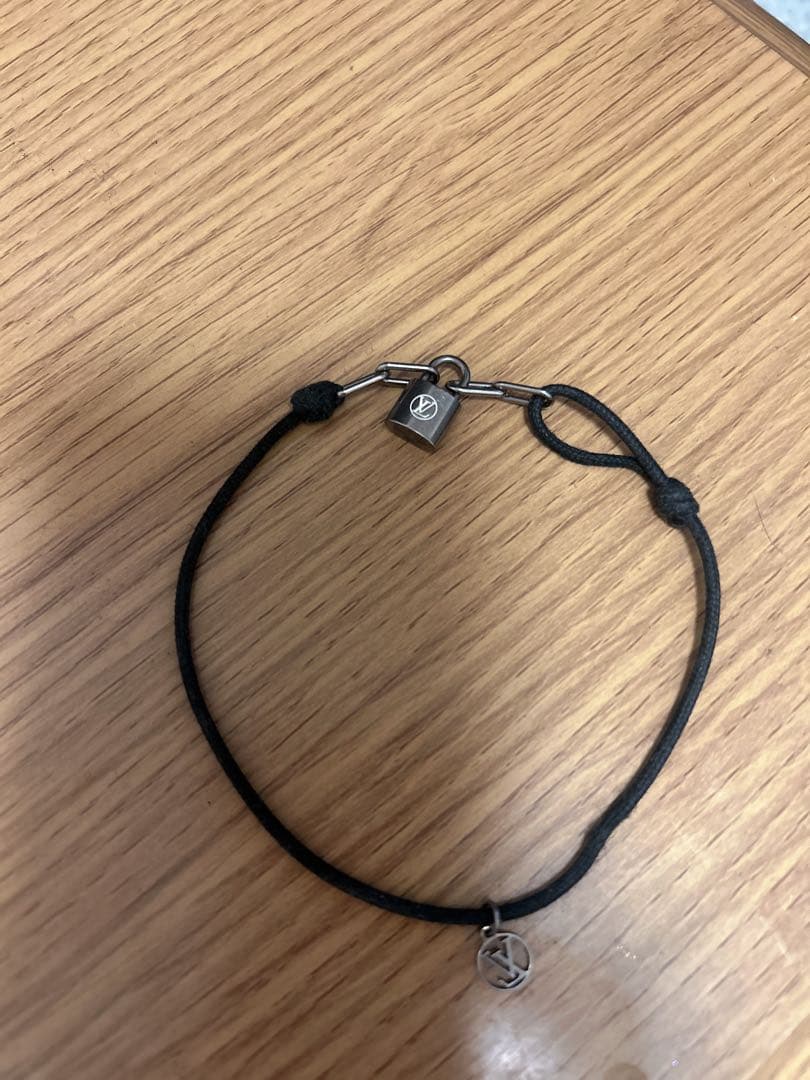 ヴィトンブレスレット ロゴチャーム付き