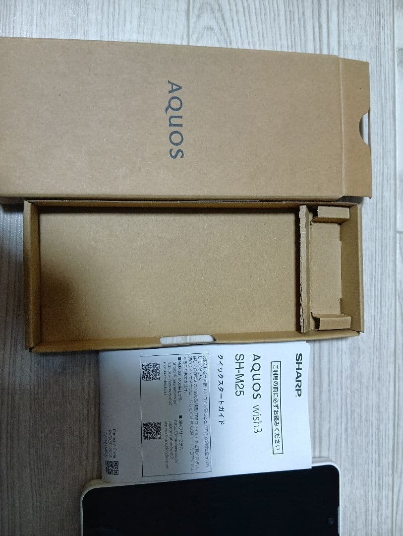 AQUOS SH-M25 wish3 ホワイト 本体