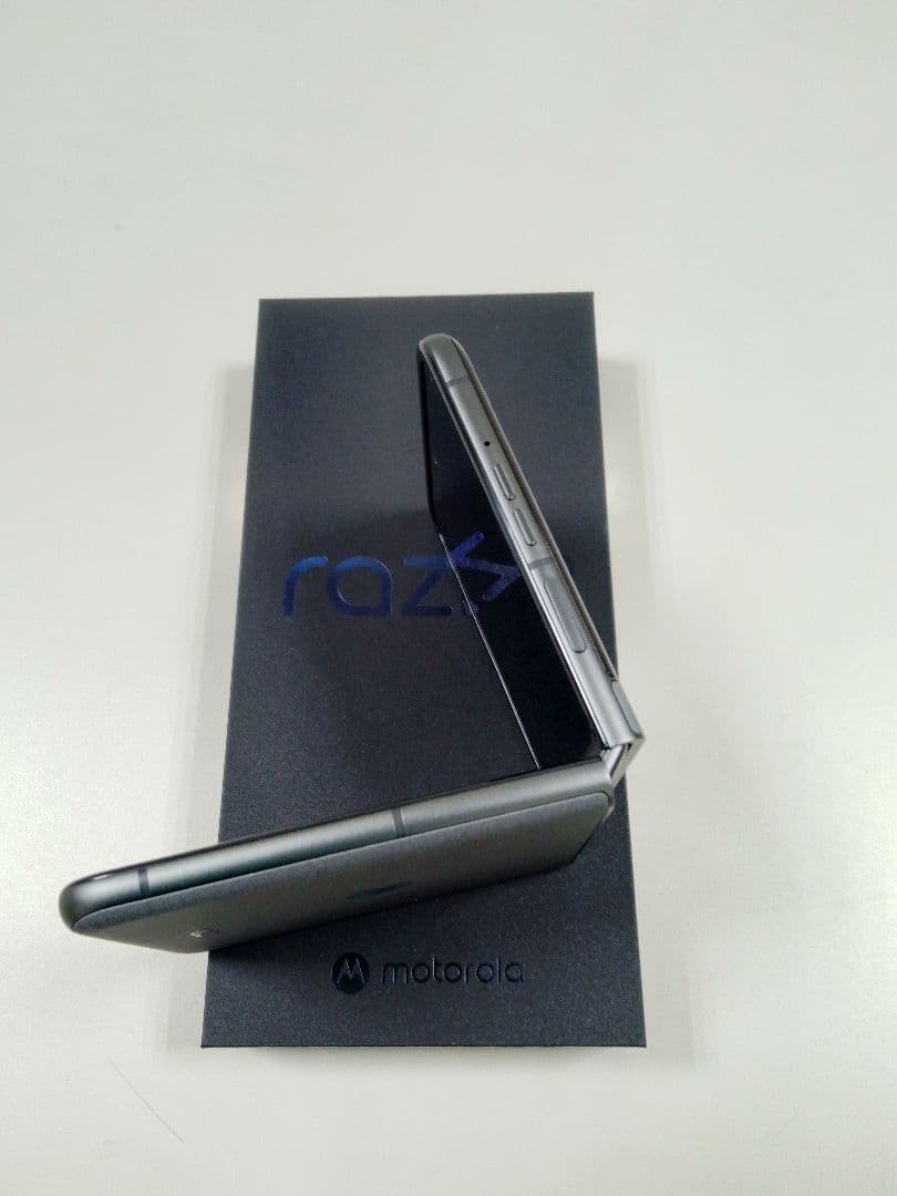 Motorola razr 50 コアラグレー