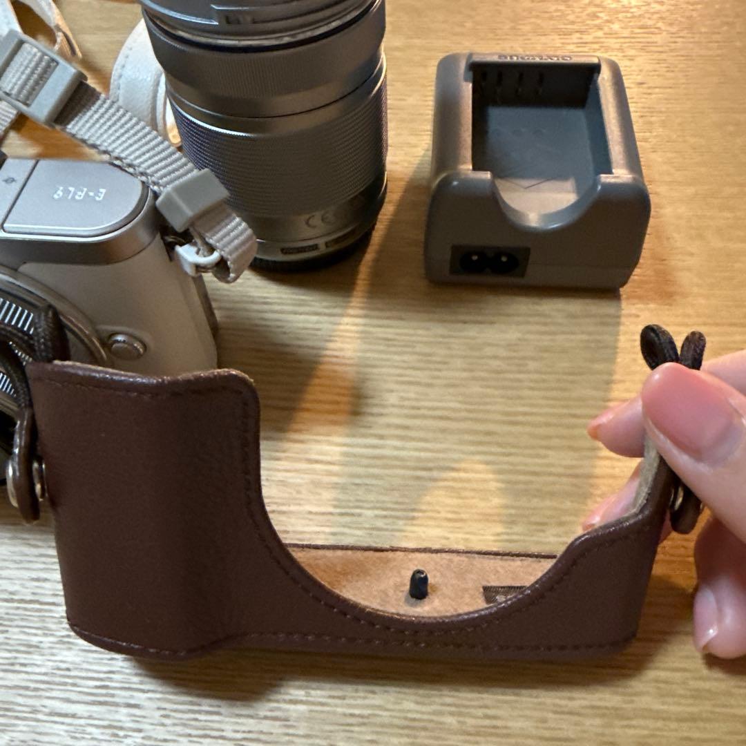 OLYMPUS PEN E-PL9 ホワイト　レンズ2本付き カメラカバー付き