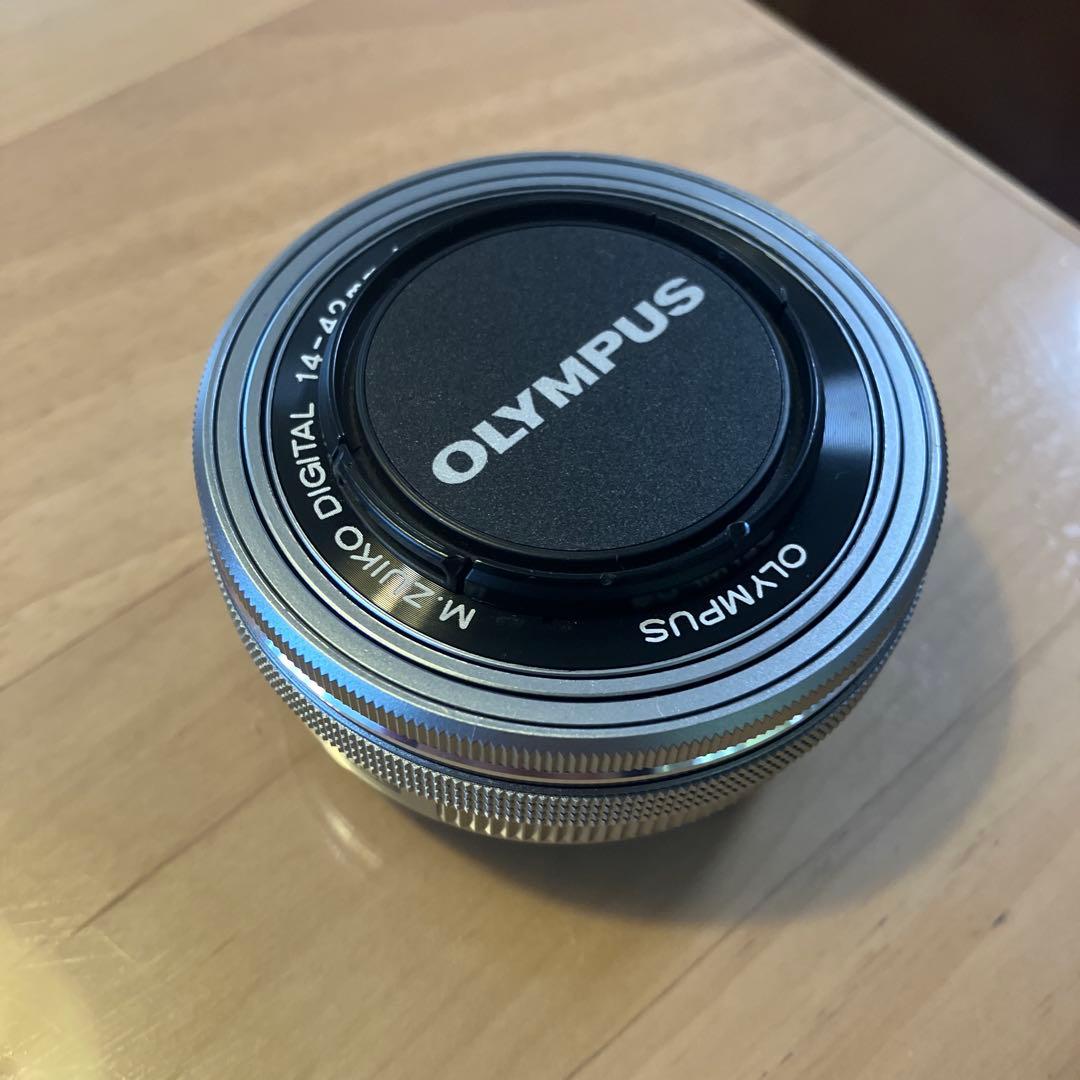 オリンパスOM-D E-M10 Mark Ⅳ シルバー　ダブルズームキット