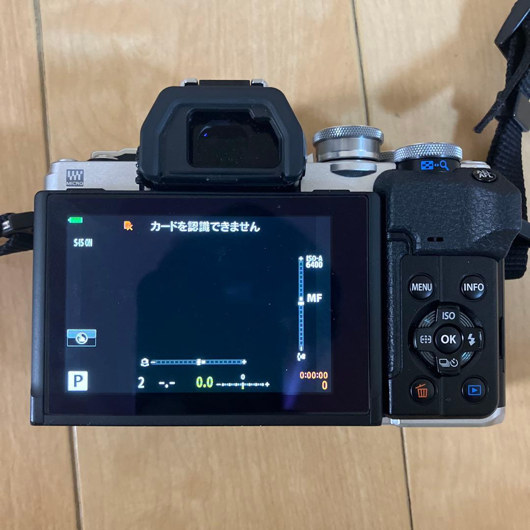 オリンパスOM-D E-M10 Mark Ⅳ シルバー　ダブルズームキット