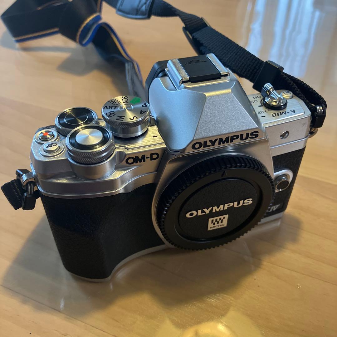 オリンパスOM-D E-M10 Mark Ⅳ シルバー　ダブルズームキット