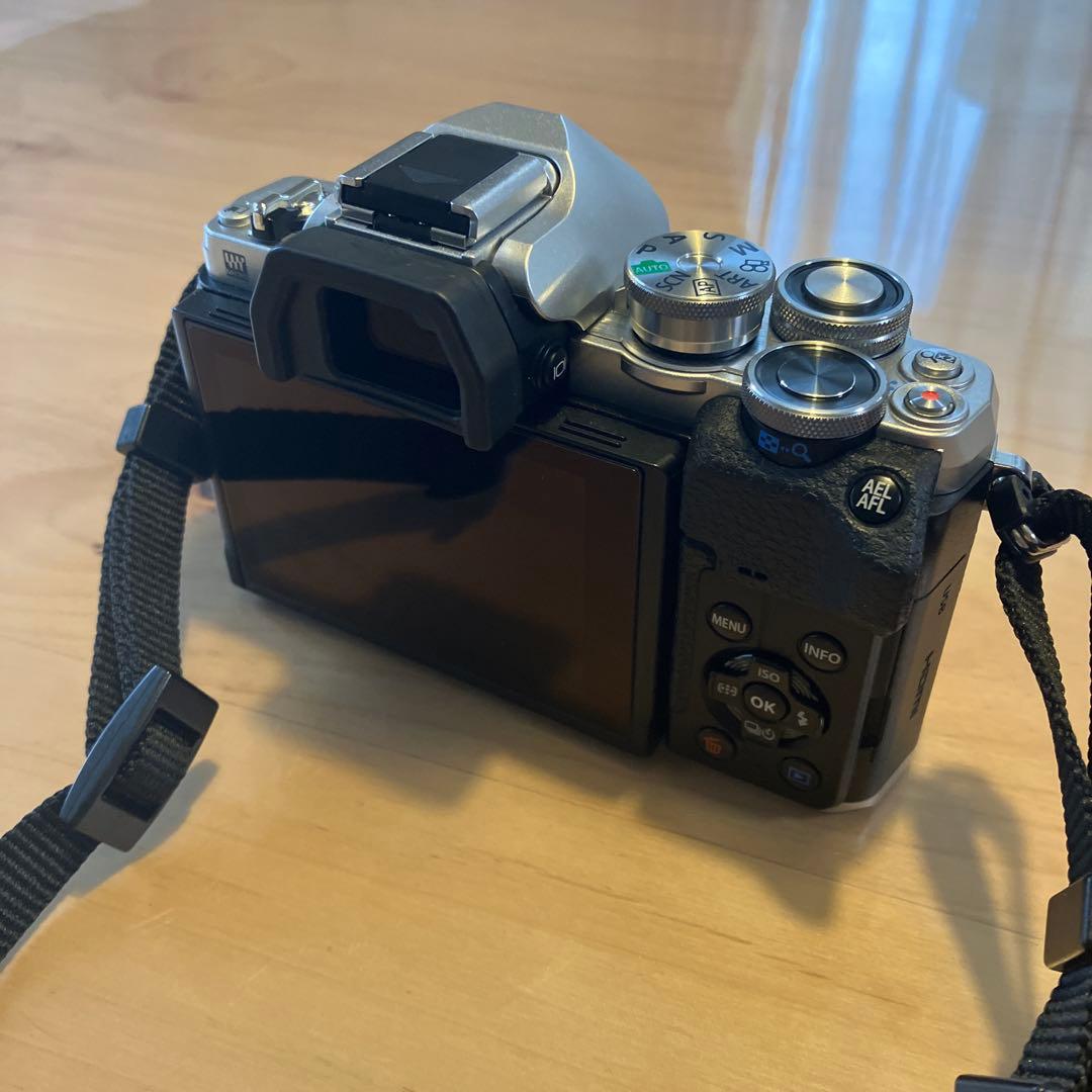 オリンパスOM-D E-M10 Mark Ⅳ シルバー　ダブルズームキット