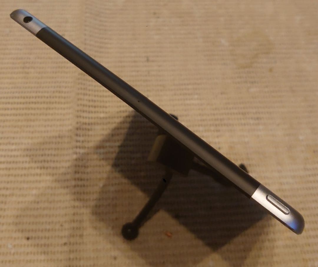 完動品SIMフリーiPad第5世代(A1823)本体32GB送料込0HLJJ