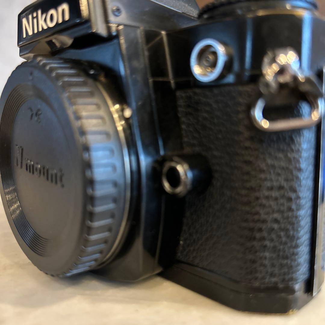 Nikon FE2 稼働品ですがレンズ脱着ボタンが食い込んでいます。