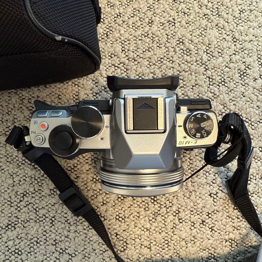 OLYMPUS OM-D ミラーレス一眼 14-42mm