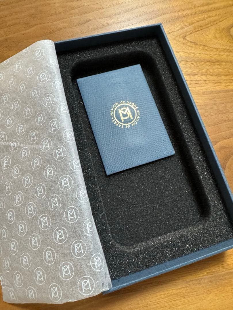 MAISON de SABRÉ スマホケース 黒 iPhone15Pro 対応