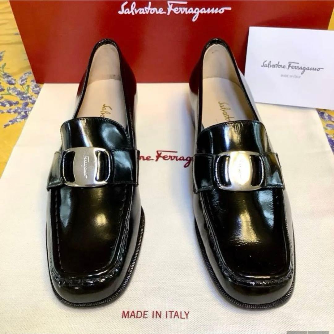 新品! フェラガモ ローファー アイコンメタルバックル 極上パテント 22㎝