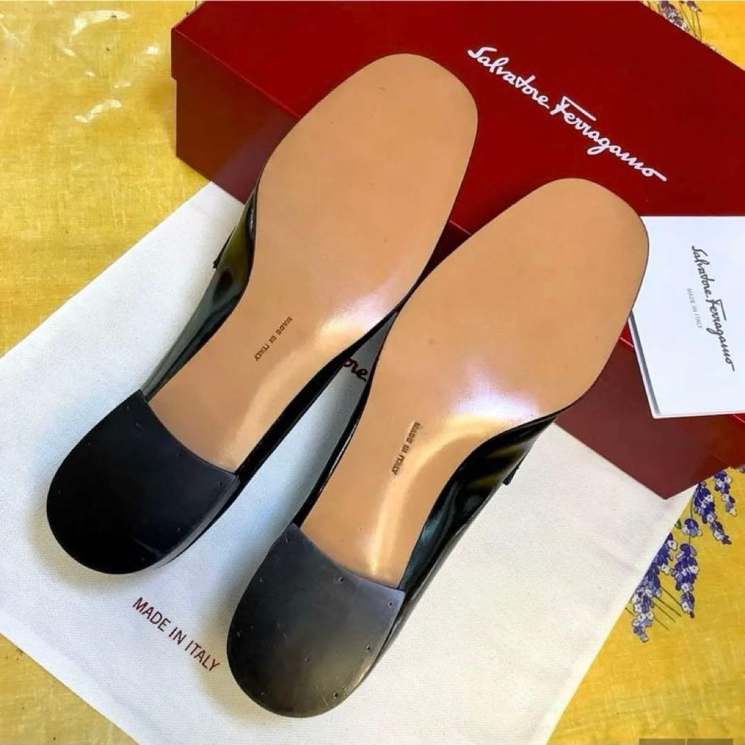 新品! フェラガモ ローファー アイコンメタルバックル 極上パテント 22㎝