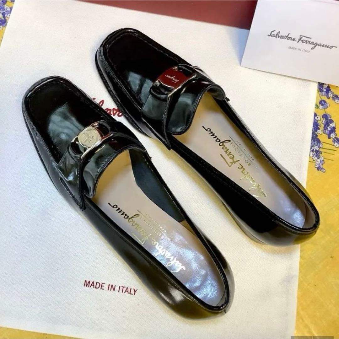 新品! フェラガモ ローファー アイコンメタルバックル 極上パテント 22㎝